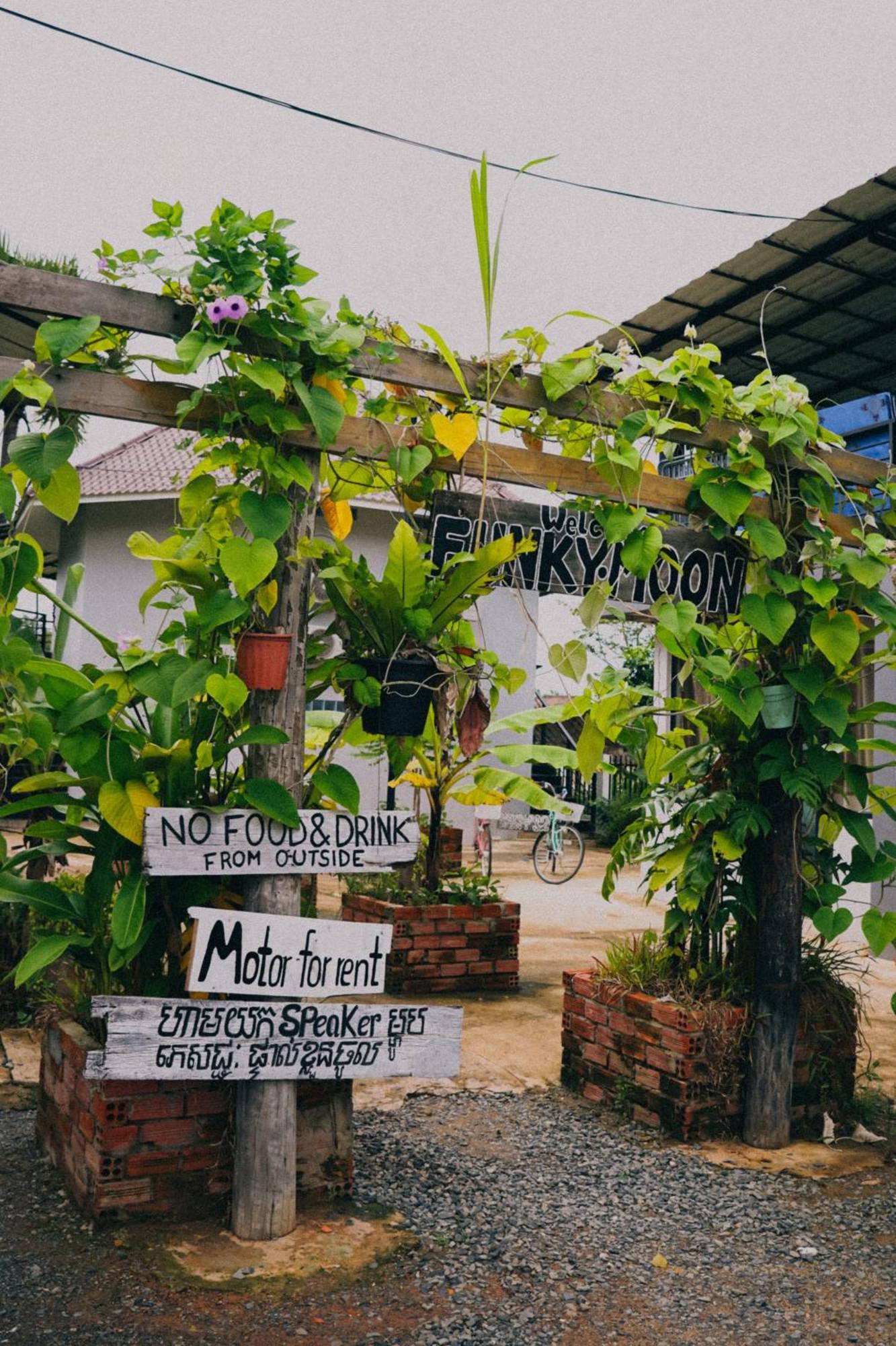 Funky Moon Kampot Hostel Exterior photo