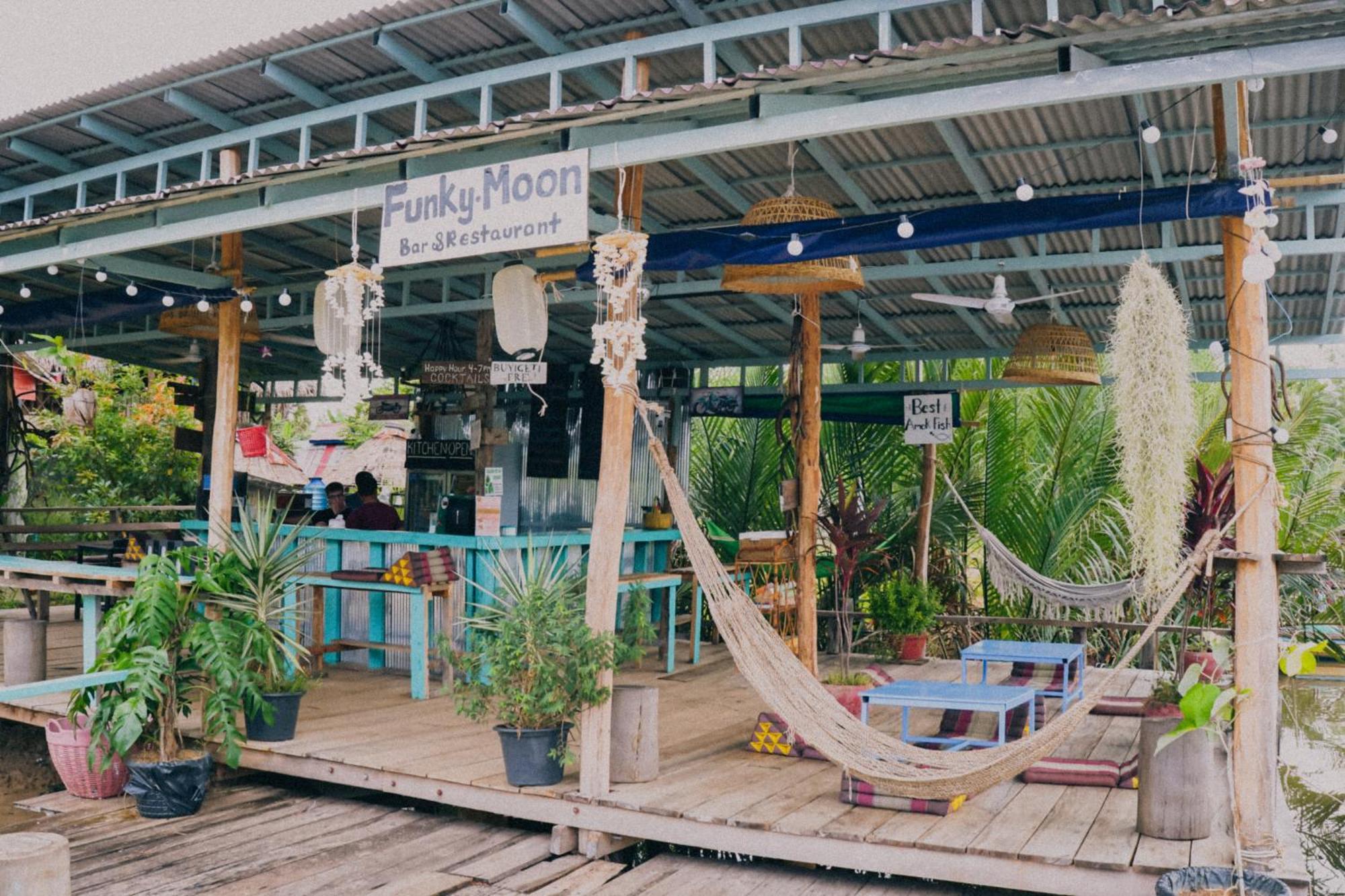 Funky Moon Kampot Hostel Exterior photo