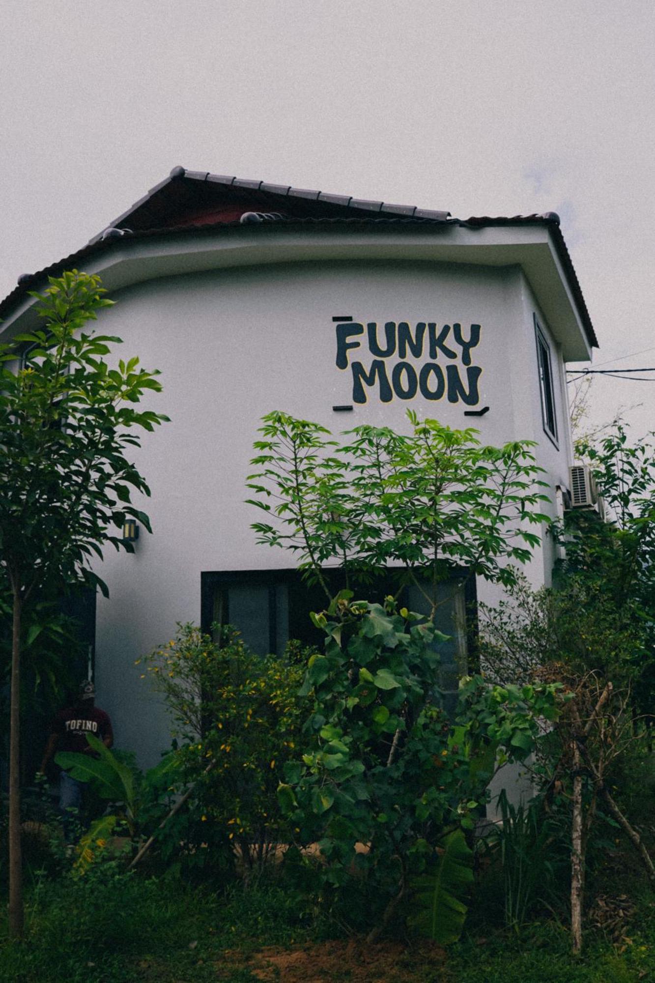 Funky Moon Kampot Hostel Exterior photo