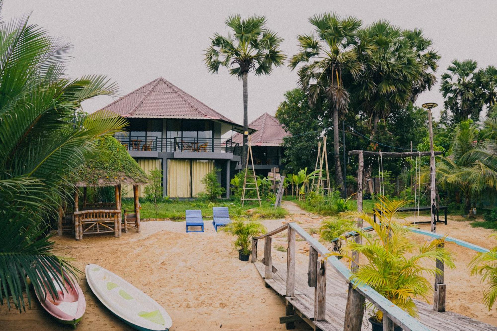 Funky Moon Kampot Hostel Exterior photo