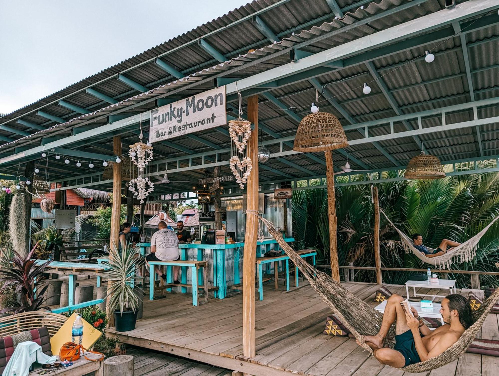 Funky Moon Kampot Hostel Exterior photo